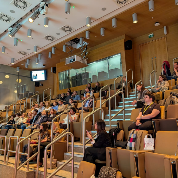 Attendees watching “Eskisi Gibi” in London